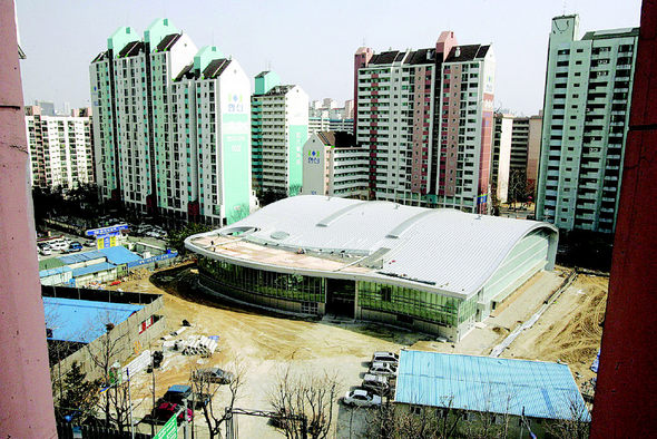 이명박 서울시장이 학교용지에 무단으로 건립하도록 해 논란을 빚고 있는 서울 서초구 잠원동 고급 실내테니스장. 김종수 기자 <A href="mailto:jongsoo@hani.co.kr">jongsoo@hani.co.kr</A>