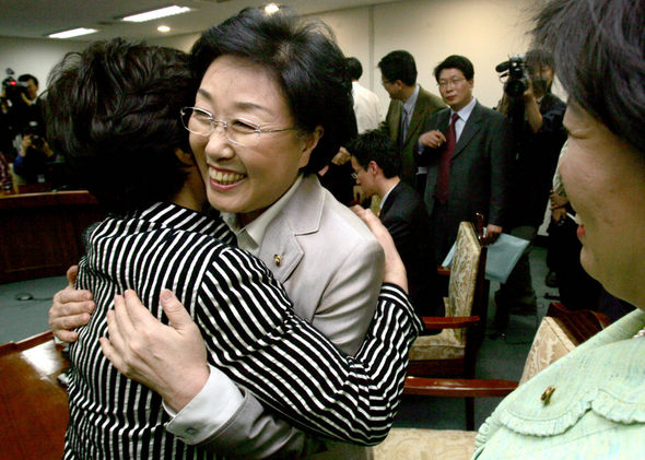 한명숙 총리 지명자가 24일 오후 국회에서 기자회견을 마친 뒤, 총리 지명을 축하하는 한 여성 의원을 껴안고 활짝 웃고 있다. 이종찬 기자 <A href="mailto:rhee@hani.co.kr">rhee@hani.co.kr</A>