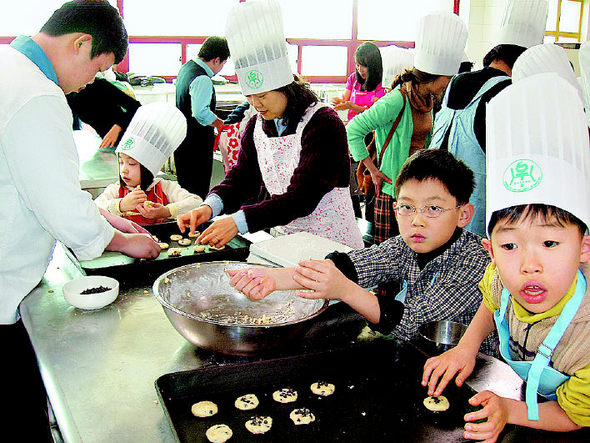 계수초등학교 아이들이 지난 겨울방학 때 학부모들이 연 계절학교에서 과자 만들기 수업을 하고 있다. 계수초등학교 학부모회 제공