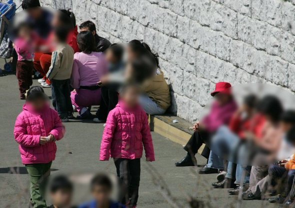롯데월드 무료개방. 입장못한 수많은 인파 롯데월드가 새로운 출발을 위한 고객 사은초청행사로 놀이공원을 완전무료개방한 26일 입장하지 못한 수많은 인파가 롯데월드 주변에 모여서 앉아 있다.(서울=연합뉴스)