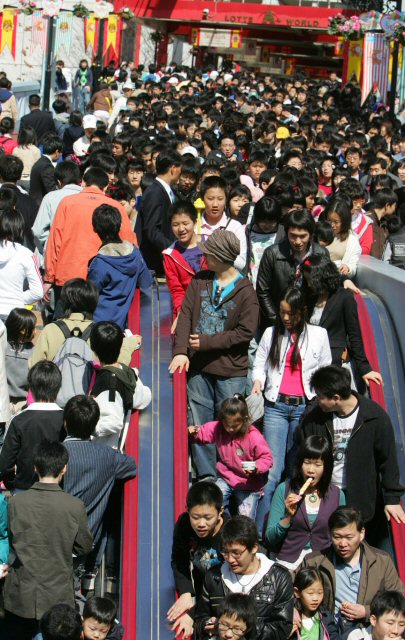 롯데월드 무료개방. 수많은 인파 롯데월드가 새로운 출발을 위한 고객 사은초청행사로 놀이공원을 완전무료개방한 26일 수많은 인파가 몰려 북새통을 이루고 있다. (서울=연합뉴스)