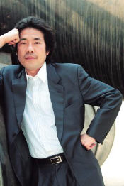 영화 <올드보이> <음란서생> <BR>연극 <오구> <살아있는 이중생 각하> 등 출연
