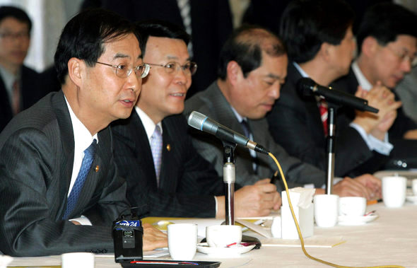 <b>“잘 될겁니다”</b> 한덕수 국무총리 직무대행(맨 왼쪽)을 비롯한 정부와 여당 관계자들이 30일 오전 서울 여의도 국회에서 8·31부동산대책의 후속 조처에 대해 논의하고 있다. 김종수 기자 <A href="mailto:jongsoo@hani.co.kr">jongsoo@hani.co.kr</A>