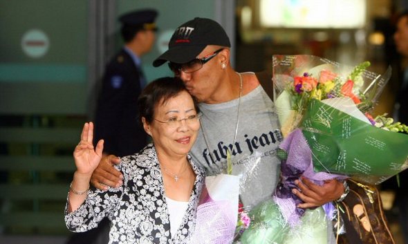 미국 NFL 수퍼볼의 영웅 하인스 워드가 3일 오후 미국 애틀랜타발 대한항공 KE 036편을 통해 인천공항에 도착한 뒤 어머니 김영희씨 이마에 살짝 키스하고 있다. (영종도=연합뉴스)