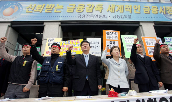 시민단체와 노동계 및 민주노동당이 4일 오전 서울 여의도 금융감독위원회 앞에서 ‘론스타 게이트 의혹 규명 및 외환은행 불법매각 중지를 위한 국민행동’ 발족 기자회견을 열고, 의혹에 대한 철저한 진상규명과 외환은행 불법매각 중단 및 책임자 처벌을 요구하고 있다. -이종근 기자