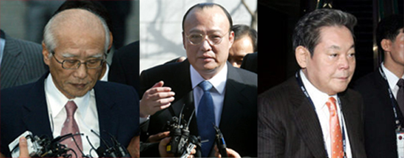 왼쪽부터 대우 김우중 회장, 한화 김승연 회장, 삼성 이건희 회장. 이건희 삼성 회장이 2일 오전 서울 강남구 삼성동 코엑스에서 열린 제 15차 국가올림픽위원회 총연합회 개막식에 참석한 뒤 행사장을 나서고 있다. 이정용 기자 <a href=mailto:lee312@hani.co.kr>lee312@hani.co.kr</a>