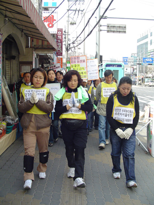 서울시 구로구 학교급식운동본부가 지난달 31일 개봉사거리~구로구청에 이르는 거리에서 ‘3보1배’를 진행했다. 7시간여동안 진행된 이날 행사는 학교급식법 조례안을 부결시킨 구로구의회에 항의하는 뜻을 담고 있다. 김미영 기자