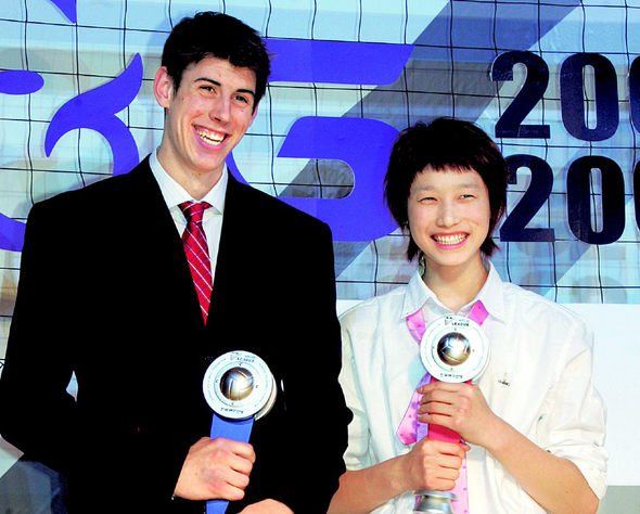 숀 루니(왼쪽·현대캐피탈)와 김연경(흥국생명)이 6일 서울 잠실 롯데호텔에서 열린 프로배구 KT&G 2005-2206 V-리그 시상식에서 남녀 최우수선수에 뽑힌 뒤 환하게 웃고 있다. 연합뉴스