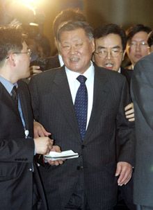 비자금 조성 및 경영권 승계 비리 의혹을 받아온 현대ㆍ기아차그룹의 정몽구 회장이 8일 새벽 인천공항으로 귀국하며 미소짓고 있다. 연합