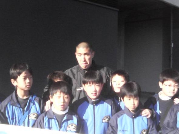 차범근 축구교실 학생들과 기념촬영을 하는 두리. 차범근 축구교실 학생들과 기념촬영을 하는 두리.