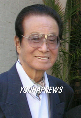 영화감독 신상옥씨가 11일 오후 11시39분에  서울대병원에서 별세했다. 향년 80세. 신씨는 1952년 영화 `惡夜'로 감독에 데뷔했으며 1953년  영화배우  최은희씨와 결혼, 1978년 홍콩에서 납북돼 1986년 북한을 탈출하기도 했고 1994년 칸 영화제 심사위원을 지내는 등 평생을 영화계에 몸담아 왔다.  (서울=연합뉴스)