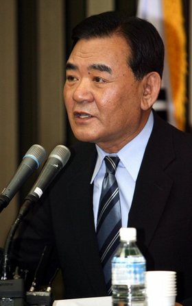 지난해 4월 서울지역 기초단체장 공천 비리 의혹과 관련해 박성범 의원이 국회에서 열린 한나라당 의원총회에서 탈당 의사를 밝히고 있다.(서울=연합뉴스)