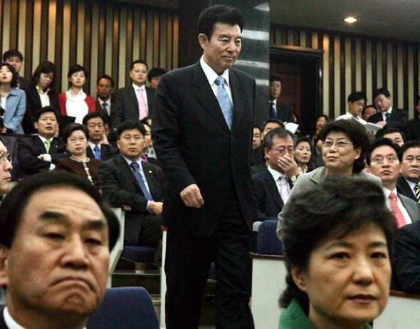 서울지역 기초단체장 공천 비리 의혹과 관련해 김덕룡 의원이 13일 오전 국회에서 열린 한나라당 의원총회장에 들어 서고 있다. 한나라당 지도부 박근혜 대표와 이재오 원내총무의 얼굴이 어둡다. 김종수 기자 jongsoo@hani.co.kr
