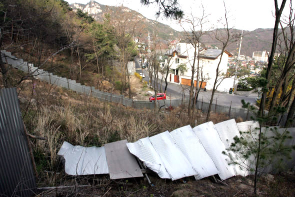 지금까지 개발이 불가능했던 북한산 자락 평창동의 ‘원형택지’ 일대.  서울시의회가 14일 원형택지 개발이 가능하도록 하는 조례안을 통과시켜 자연경관 파괴에 대한 우려가 커지고 있다. 박종식 기자<A href="mailto:anaki@hani.co.kr">anaki@hani.co.kr</A>