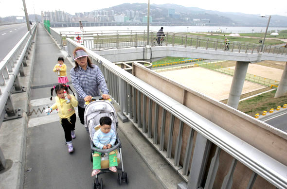 한강에서 가장 건너기 좋은 다리인 광진교는 보행자가 안전하게 다리 위 인도로 올라설 수 있으며, 다리 위의 안전성이나 쾌적성도 가장 높은 것으로 것으로 조사됐다. 이종찬기자 <A href="mailto:rhee@hani.co.kr">rhee@hani.co.kr</A>