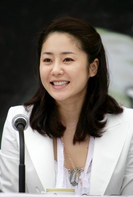 17일 쉐라톤워커힐호텔에서 열린 홍상수감독의 새 영화 ‘해변의여인’의 제작발표회에서 탤런트 고현정이 기자들의 질문에 답하고 있다.  (서울=연합뉴스)