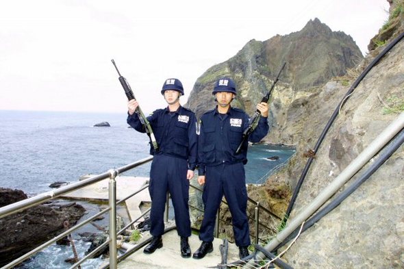 19일 일본의 측량선이 무단으로 독도 주변해역을 탐사하기 위해 출발한 가운데 ‘국토의 막내’ 독도를 지키는 독도경비대원들이 경계태세를 펼치고 있다.  (독도=연합뉴스)