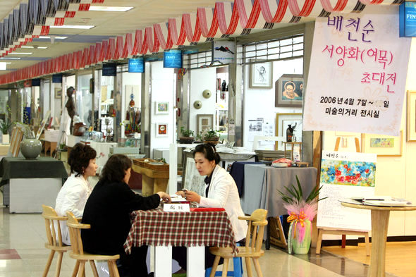 <B>'부산의 몽마르트르'</B> ‘부산의 몽마르트르’를 표방하고 지난해 4월16일 출범한 국제시장 ‘미술의 거리’가 1년만에 작가 29명이 작업실을 마련해 창작활동을 하고 국내외 관광객이 즐겨 찾는 부산 대표 문화공간으로 자리매김해 가고  있다. 부산/연합뉴스 