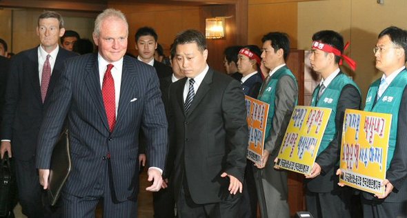 외환은행 노조원들이 지난 4월 19일 오후 여의도 63빌딩에서 열린 론스타 기자회견에서 피켓 시위를 벌이고 있다. 맨 좌측부터 론스타 앨리스 쇼트 부회장, 존 그레이켄 회장.연합뉴스
