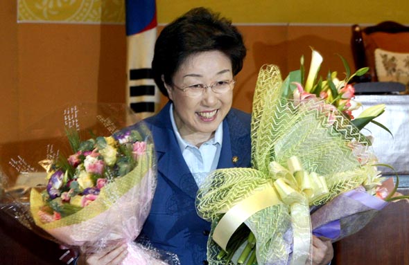 한명숙 총리가 19일 국회 본회의 직후 인준을 축하하기 위해 열린우리당이 연 의원총회에서 윤원호 여성위원장 등으로부터 꽃다발을 받은 뒤 인사하고 있다. 이종찬기자 rhee@hani.co.kr