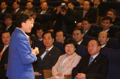 한명숙 신임 총리가 20일 오후 서울 세종로 정부중앙청사 별관에서 열린 취임식에서 참석자들에게 인사말을 하고 있다. 연합뉴스