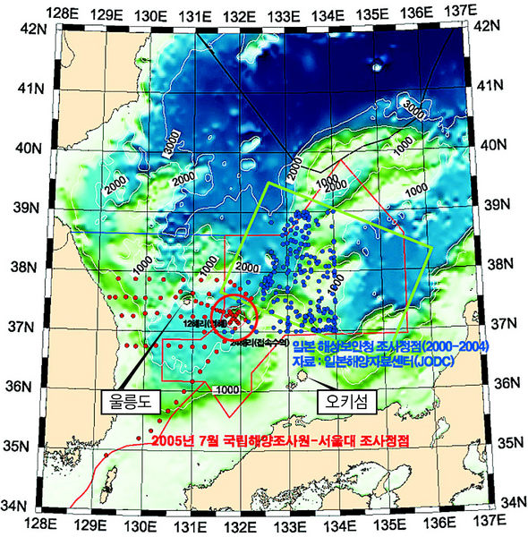 독도수호대운영위원인 김윤배씨가 일본 해양자료센터에서 입수한 2000~2004년 동해남부 해역에 대한 해양조사 자료를 토대로 작성한 지도. 당시 일본이 조사한 지점은 파란 점으로, 우리 쪽 조사지점은 빨간 점으로 표시돼 있다. 독도 주변 12해리 영해를 십(+)자 모양으로 표시했으며, 영해 밖 24해리 접속수역안에 파란점 5개가 표시돼 있다. 포항/연합뉴스