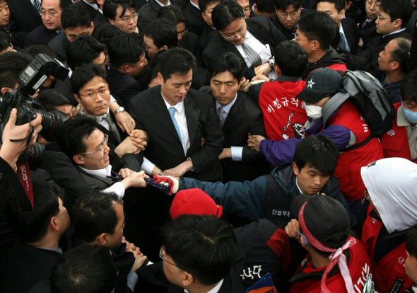 20일 오전 서울 대검찰청 청사 앞에서 현대차계열사 노조원들이 정의선 기아차 사장의 출두를 앞두고 항의 방문해 막아서는 현대차 직원들과 몸싸움을 벌이고 있다. (서울=연합뉴스)