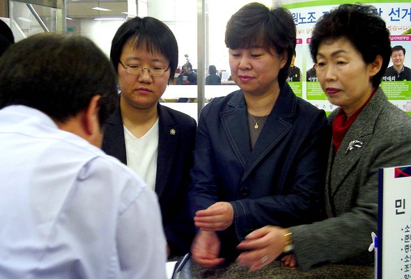 민변 여성위원회 김진 변호사(오른쪽), 유경희 한국여성민우회 상임대표(가운데), 차경애 대한YWCA연합회 실행위원이 21일 서울중앙지법에 ‘난자채취 피해자 손해배상 청구소송’을 냈다. 김미영 기자