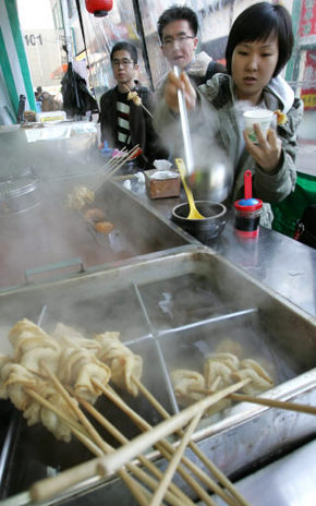 청소년들이 포장마차에서 오뎅, 김밥, 순대 등의 간식거리를 사먹고 있다. <한겨레> 자료사진