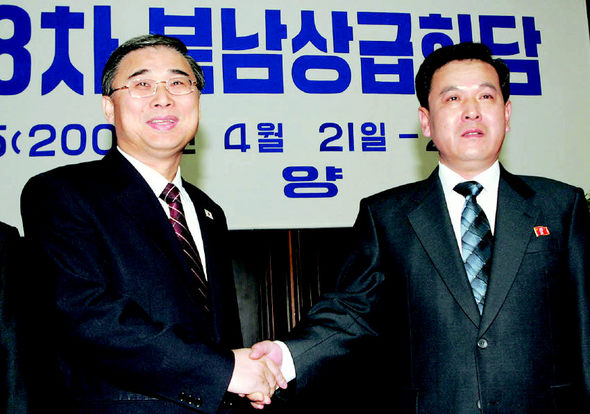 제18차 남북장관급회담 마지막 날인 24일 남쪽 대표인 이종석 통일부 장관(왼쪽)과 권호웅 북쪽 단장이 평양 고려호텔에서 회담을 마친 뒤 악수를 하고 있다. 평양/사진공동취재단