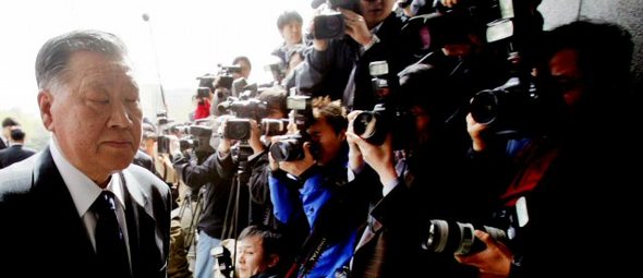 현대차그룹 비자금 조성 및 경영권 편법승계 등을 지시한 혐의를 받고 있는 정몽구 회장이 24일 오전 서초동 대검찰청으로 출두하고 있다. (서울=연합뉴스)