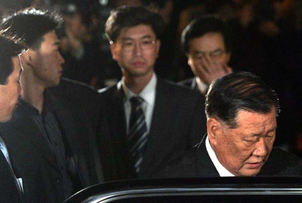 비자금 조성과 경영권 편법 승계 등의 혐의로 소환돼 조사를 받던 정몽구 현대차그룹 회장이 25일 새벽 1시께 검찰조사를 마친 뒤 서울 서초동 대검 청사를 나서고 있다. 장철규 기자 chang21@hani.co.kr