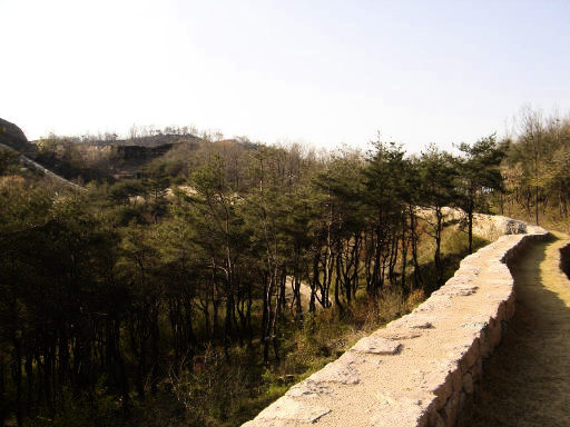 삼국시대에 쌓아올린 고모산성의 날개성으로 조선시대에 축조된 석현성의 성곽길.