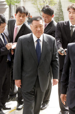 정몽구 현대·기아차 회장이 지난 24일 비자금 조성 의혹과 관련해 검찰 수사를 받기 위해 서울 서초동 대검찰청으로 출두하고 있다. 이정용 기자 <A href="mailto:lee312@hani.co.kr">lee312@hani.co.kr</A>