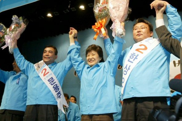 전북도당이 27일 오후 전북학생종합회관에서 개최한 ‘전북도당 필승결의대회‘에서 박근혜 대표가 문용주 전북도지사 후보 등과 함께 손을 들어 당원들에게 인사하고 있다. 연합뉴스