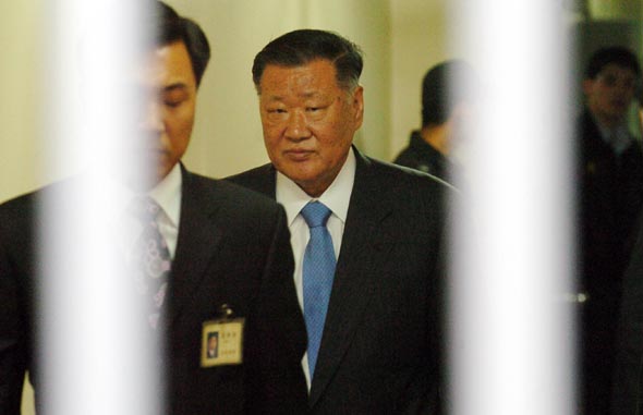 법원 나서는 정몽구 현대차그룹 회장 정몽구 현대차그룹 회장이 지난달 28일 오전 1차 영장실질심사를 마친 뒤 승용차로 서울중앙지법을 나서고 있다. 사진공동취재단 법원 나서는 정몽구 현대차그룹 회장 정몽구 현대차그룹 회장이 지난달 28일 오전 1차 영장실질심사를 마친 뒤 승용차로 서울중앙지법을 나서고 있다. 사진공동취재단
