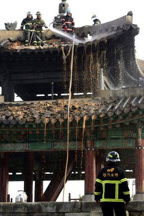 1일 오전 불이 난 세계문화유산 경기도 수원 화성의 서장대에서 소방대원들이 잔불을 정리하고 있다. 이날 불로 정조대왕의 친필 현판이 걸려 있던 서장대 누각 2층이 심하게 탔다. 수원/연합뉴스