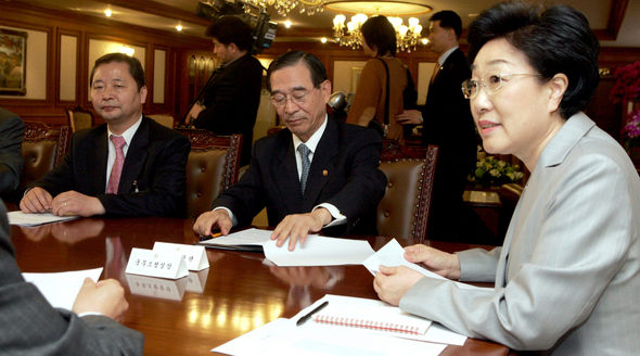 경기도 평택 미군기지 이전과 관련한 긴급 관계장관회의가 1일 오후 서울 세종로 정부중앙청사에서 한명숙 총리(오른쪽) 주재로 윤광웅 국방부 장관(가운데), 황인성 청와대 시민사회수석, 이택순 경찰청장 등이 참석한 가운데 열렸다.   이종찬 기자 <A href="mailto:rhee@hani.co.kr">rhee@hani.co.kr</A>