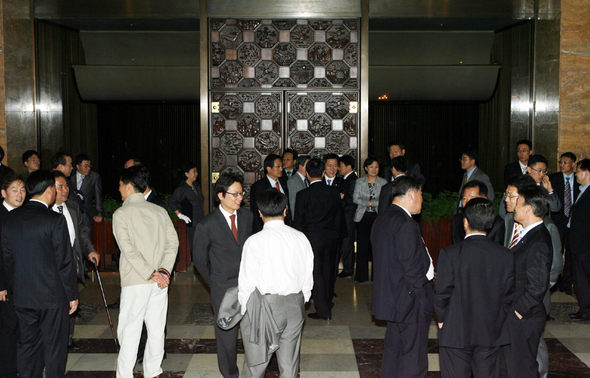 사립학교법 재개정을 주장하는 한나라당 의원들이 1일 밤 국회 예결위 회의장에서 의원총회를 하는 동안 열린우리당 의원들과 보좌진들이 그 맞은편 본회의장 문앞을 지키고 있다. 연합뉴스