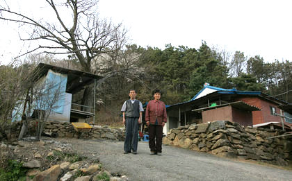 심노원·구말순씨 부부는 조상 대대로 살아온 이곳에서 살다 묻히고 싶을 뿐이다.