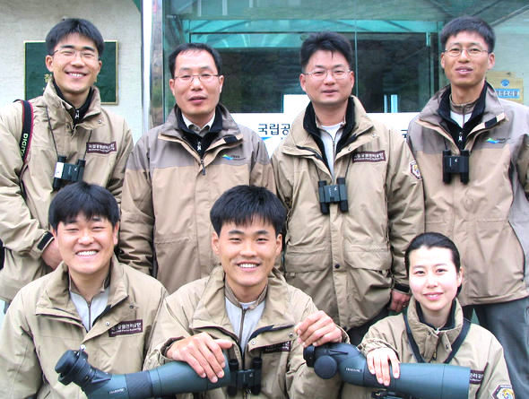 홍도 철새연구센터 현관 앞에선 센터 직원들. 뒷줄 왼쪽부터 시계방향으로 김성현 연구원, 채희영 센터장, 홍길표 연구원, 박종길 연구팀장, 김경희 연구원, 원일재 연구원, 김성진 연구원