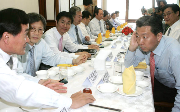 전국 주요 국·사립대 입학처장들이 2일 오전 서울 여의도의 한 음식점에서 2008학년도 대학입시안에 대해 협의하고 있다. 김정효 기자 <A href="mailto:hyopd@hani.co.kr">hyopd@hani.co.kr</A>