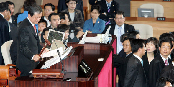 김덕규 국회 부의장이 2일 오후 국회 본회의장에서 한나라당 의원들의 항의 속에 주민소환제법 등 6개 법안의 표결을 진행하고 있다. 이종찬 기자 rhee@hani.co.kr
