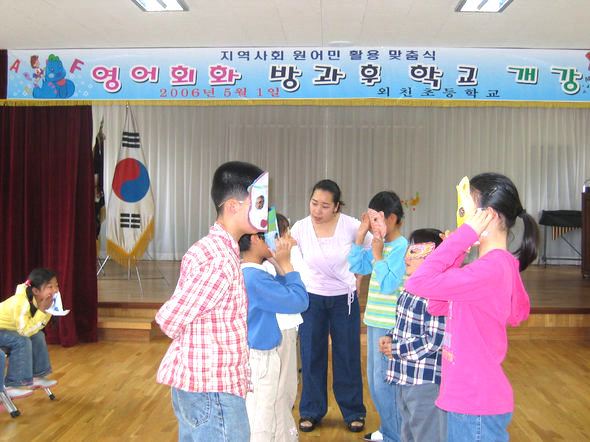 필리핀 이주 여성 유네사 발데즈가 1일 오후 충북 청원군 남이면 외천초등학교에서 학생들에게 영어를 가르치고 있다.   외천초교 제공