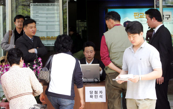 <b>기쁨은 잠시 이젠 돈시름</b> 경기 판교 새도시 아파트의 첫 입주민이 될 9428명의 당첨자 명단이 발표된 4일 오전 경기도 성남시 분당구 구미동 풍성 본보기 주택사무소 앞에서 주택청약자들이 당첨 여부를 확인하고 있다. 성남/이정용 기자 <A href="mailto:lee312@hani.co.kr">lee312@hani.co.kr</A>