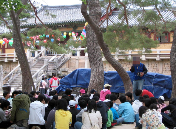 2일 오후 경주 불국사 앞마당에서 충북에서 수학여행을 온 초등학생들이 반별로 모여 앉아 불국사에 관해 설명을 듣고 있다. 학생들에게 문화재를 설명하는 사람은 인솔 교사가 아니라 이들이 묵고 있는 유스텔 소속 ‘교관’이다.