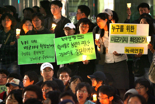 ‘평택 미군기지 확장저지 범국민대책위원회’ 관계자들과 시민단체 회원들이 6일 오후 서울 광화문 동아일보사 앞에서 촛불 집회를 열고 국방부장관과 경찰청장 등의 사퇴를 촉구하고 있다. 연합뉴스