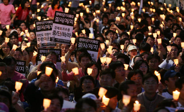 7일 저녁 서울 광화문 동아일보 앞에서 ‘평택 미군기지 확장 저지 범국민대책위’ 주최로 열린 ‘생명과 평화의 땅, 평택을 지키는 촛불문화제’에서 시민들이 지난 5일 평택 대추분교 강제진압을 지휘한 국방부 장관과 경찰청장 등의 사퇴를 촉구하고 있다. 임종진 기자 <A href="mailto:stepano@hani.co.kr">stepano@hani.co.kr</A>