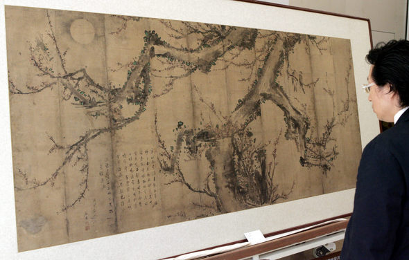 북한문화재 특별전에 출품될 양기훈(1843~?)의 대작 <붉은 매화(홍매)>(134×289.5cm). 10폭 병풍 그림으로 달빛을 받은 매화 나무와 가지 위에서 조는 새 한쌍의 자태를 그렸다. 굵은 매화 등걸의 기세 넘치는 거친 필력과 홍매화 꽃송이들의 섬세한 묘사가 조화를 이룬 수작이다. 김정효 기자 <A href="mailto:hyopd@hani.co.kr">hyopd@hani.co.kr</A>