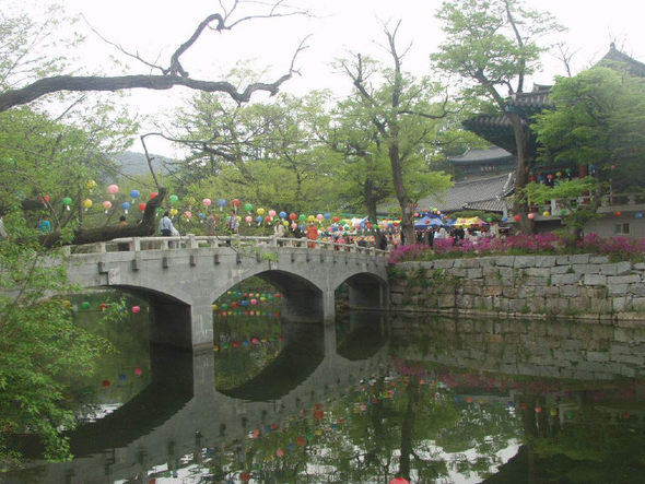 춘마곡으로 이름난 마곡사는 태화산에서 흘러내려온 맑고 차가운 계류가 아기자기하게 꾸며놓은 계곡 속에 자리잡아 예부터 십승지의 하나로 꼽혔다. 큰 잉어들이 뛰어노는 희지천 위를 가로지르며 절 입구와 경내를 잇는 극락교의 모습.